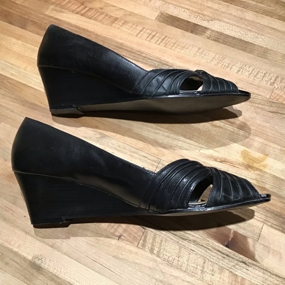 Steve Madden “Banks” peep toe wedge heel. 9.5 - Picture 4 of 8